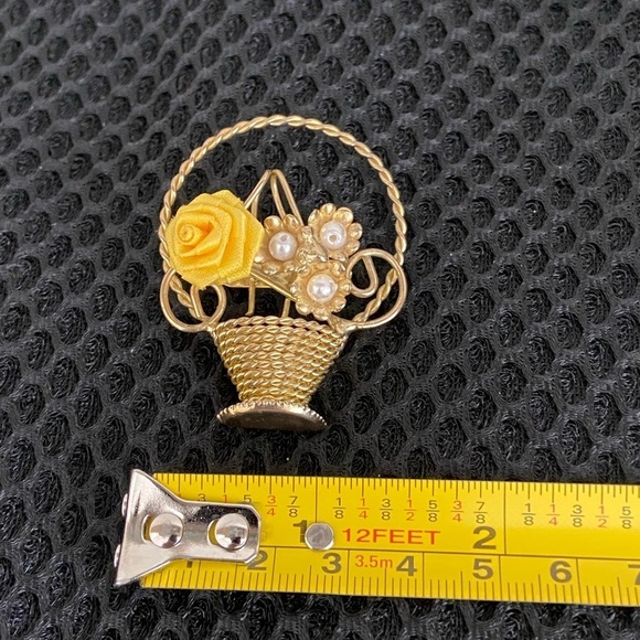 Gold Tone Yellow Rose Faux Pearl Basket Pin Brooch Unisex - Picture 5 of 8